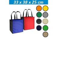 Bolsa Eco Super
CÓDIGO: CCE19 	
Bolsa Ecológica bicolor modelo "Super", en tela TNT, 100% reciclable y reutilizable. Cuenta con 2 asas de 54 cm. c/u aprox. Incluye base de cartón forrado en tela TNT.
• Tamaño: 33 x 38 x 25 cm.
• Colores: Azulino/Negro (02), Rojo/Negro (03), Naranjo/Negro (04), Amarillo/Negro (05), Verde/Negro (06), Gris/Negro (07), Negro/Gris (08), Beige/Café Claro (09), Azul Marino/Gris (20), Verde Pistacho/Negro (45), Café Claro/Negro (55).
• Impresión: Serigrafía.