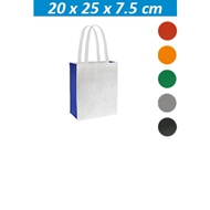 Bolsa Eco Star
CÓDIGO: CCE22
Bolsa Ecológica bicolor modelo "Star", en tela TNT blanca y fuelle de color, 100% reciclable y reutilizable. Cuenta con 2 asas de 41 cm. c/u aprox.
• Tamaño: 20 x 25 x 7.5 cm.
• Colores: Blanco/Azulino (02), Blanco/Rojo (03), Blanco/Naranjo (04), Blanco/Verde (06), Blanco/Gris (07), Blanco/Negro (08).
• Impresión: Serigrafía.